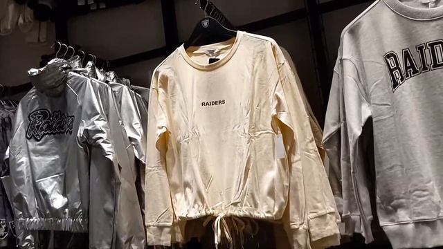 LAS VEGAS RAIDERS OFFICIAL TEAM STORE WALK THROUGH LAS VEGAS STRIP MIRACLE MILE SHOPS. APRIL 2022 смотреть онлайн