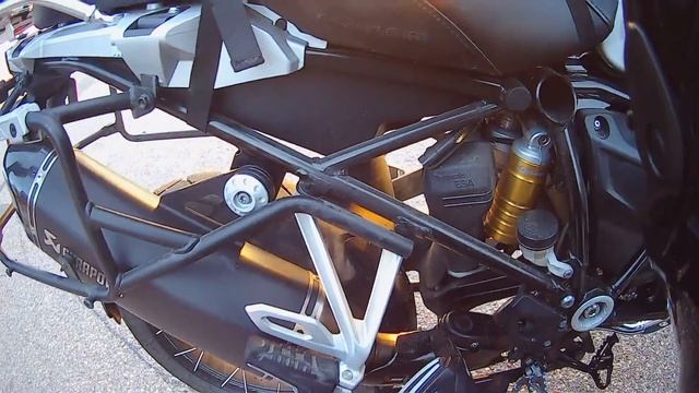 Leaking Akropovic on a BMW 1200 GSA смотреть онлайн