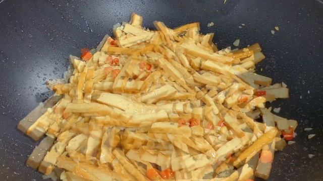 炒香乾時，切記不要直接下鍋炒，教你一招，出鍋嫩滑入味又好吃【天天相見廚房阿鵬哥】#香乾豆腐料理 ，#香乾豆腐食譜，#豆腐 ，#香乾豆腐的做法 ，#豆腐簡單做法 ，#Tofu #Recipe #foo