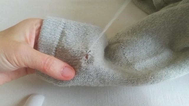 Как зашить дырку на свитере красиво и незаметно, зашить дырку на кофте #домоводство смотреть онлайн