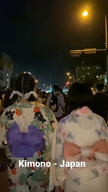 Wearing a kimono to watch fireworks in Japan смотреть онлайн