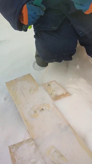 забиваю гвоздь на работе