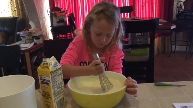 SADIE MAKES POP'S PANCAKES! смотреть онлайн