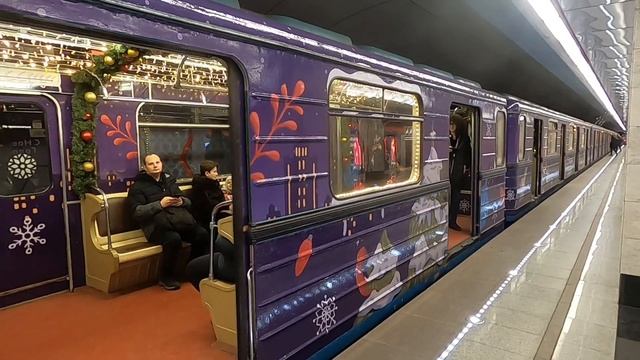 НОВОГОДНИЙ ПОЕЗД ЕЖ-3 ПРОЕЗЖАЕТ СТАНЦИЮ СПАРТАК, 28.12.2023. смотреть онлайн