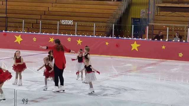 The Greatest Show on Ice - Snowplow Girls смотреть онлайн