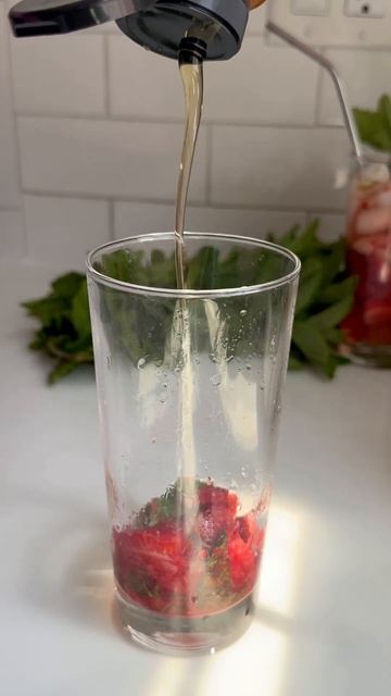 Strawberry, Mint & Lime No-jito (Mojito) Mocktail | #shorts смотреть онлайн