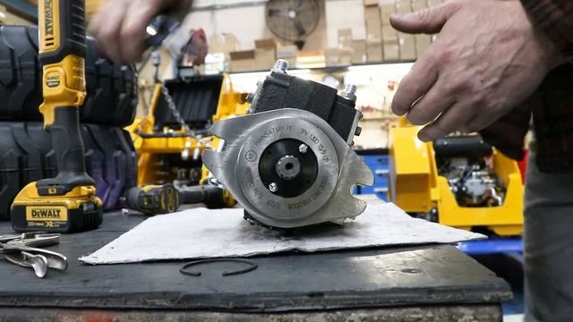 Replacing Drive Pump Seal on Baumalight Mini Skidsteer смотреть онлайн