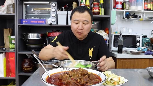 媳妇馋肉了，阿强做红烧牛肉面，炖的软烂入味，汤汁拌刀削面，吃的真爽【cram阿强】