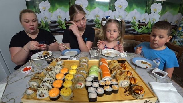 мукбанг. 2 огромных сета роллов из доставки, которая принесла нам миллионы просмотров смотреть онлайн