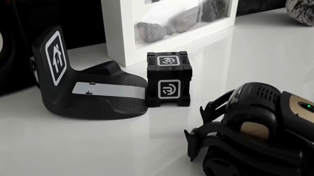 Anki Vector Robot LIFTING HIS CUBE!!