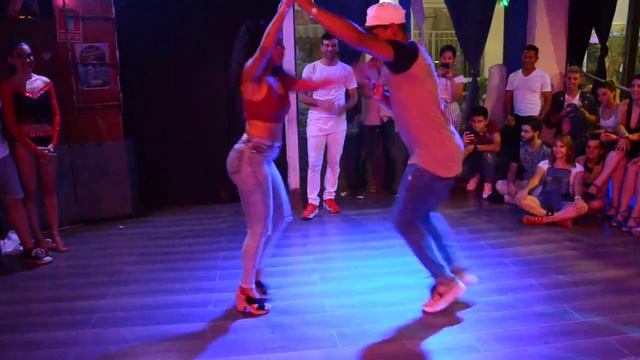 LA SALSA CALEÑA SE BAILA ASI