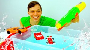 Машины в бассейне. Крутые видео для мальчиков с тачками Маквин