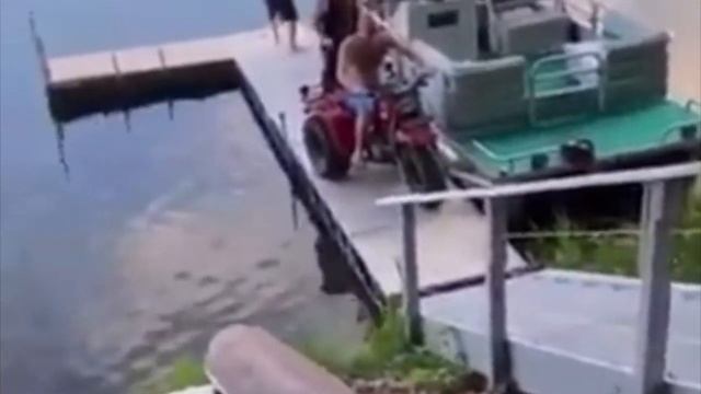 Boneheaded Boaters of the Week | Docking Fun смотреть онлайн