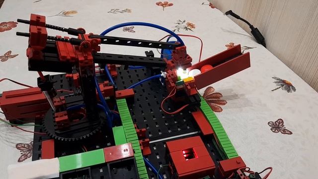 Fischertechnik робот сортировщик/Fischertechnik color sorting robot смотреть онлайн