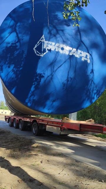 выгружает огромную бочку , я бы из неё бассейн сделал , а вы ?