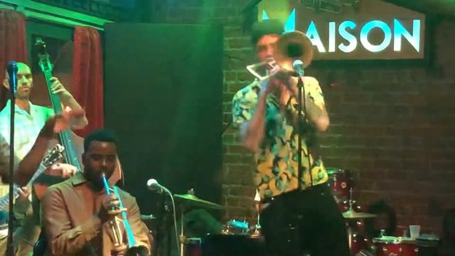 Sunny Side Jazz Band смотреть онлайн