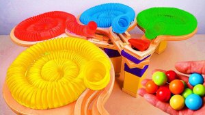 Видео для детей. Скатываем шарики через разноцветные трубочки и лабиринт. Детям.