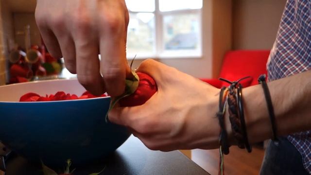 Life Hacks : How to Get Rose Petals off a Rose the Easy Way! смотреть онлайн