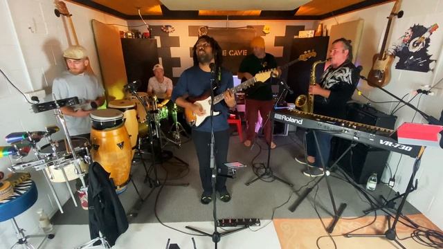 Live @ Dave Cave- Waikama - Bb Marley Rat Race cover смотреть онлайн
