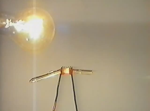 Физика. Опыты. Зависимость сопротивления от температуры. Диэлектрик (стекло) смотреть онлайн