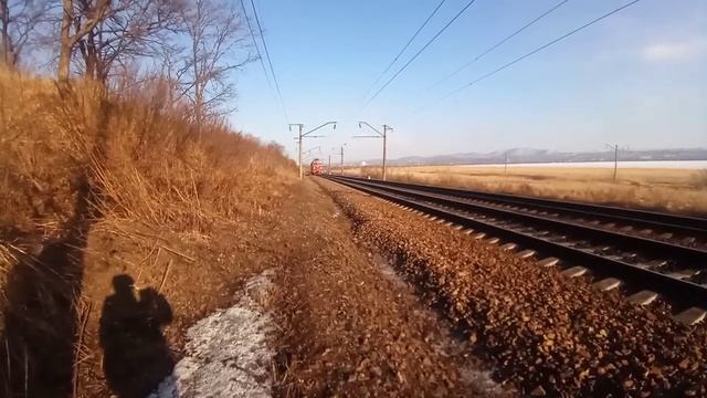 Праздничный кирпич! ЭП1-199 следует резервом солнечным вечером по Транссибу смотреть онлайн
