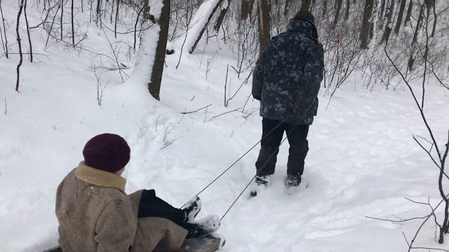 Зимнее развлечение - катание на санках. Виктор маму катает. смотреть онлайн