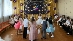 Парный танец под красивую песню на выпускной.