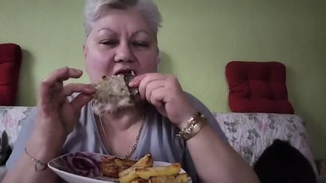 МUKBANG // Готовка вкусняшки. Жареные ребра и картофель. Ем болтаю не очень.