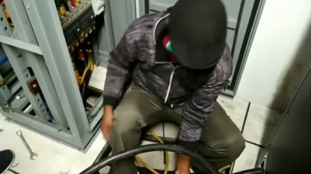 Memasang kabel power incoming dan outgoing UPS, pembelajaran praktek. смотреть онлайн