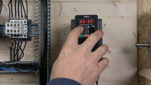 Teco L510s VFD, remote mode, 2 wire control, 3 wire control and potentiometer set up. (English) смотреть онлайн