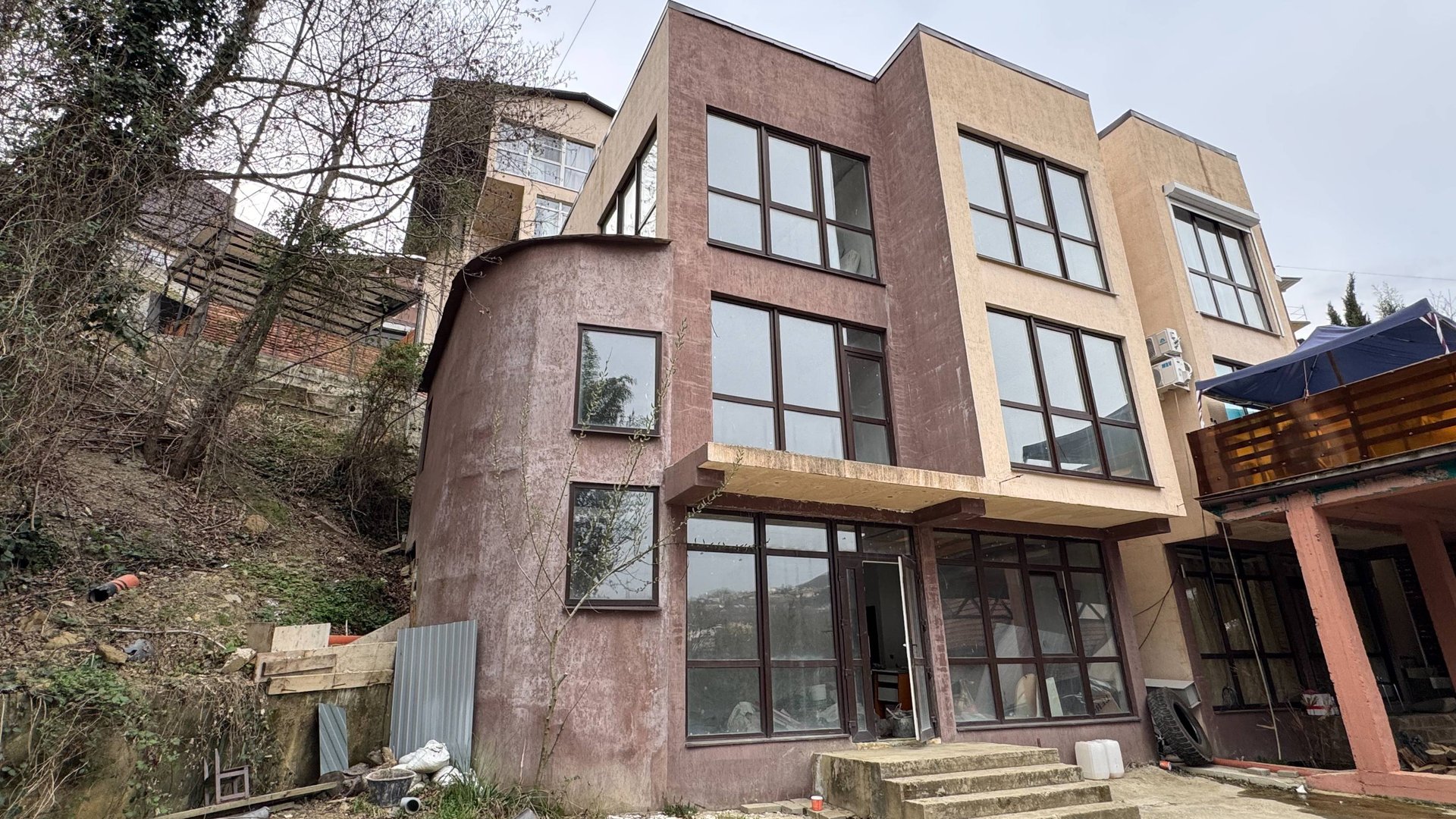 Дом на Макаренко в центре Сочи за 18 млн. 250 м². 5 спален. 3.5 сотки. смотреть онлайн