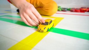 Марк распаковывает новые автомобили и обучает автомобильным брендам - Toyota, Chevrolet, Mercedes