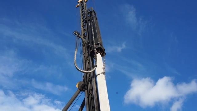 Погружение свай при строительстве фунтамента сваебойной установкой Junttan смотреть онлайн