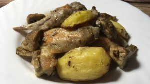 Куриные крылышки с грибами и сметаной в духовке