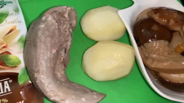 Отварной язык и несколько блюд из него.