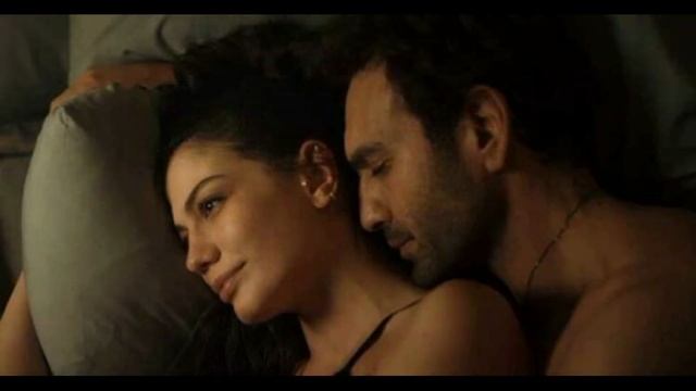 Las escenas de besos de Demet Özdemir y Buğra Gülsoy dejaron huella en las redes sociales смотреть онлайн