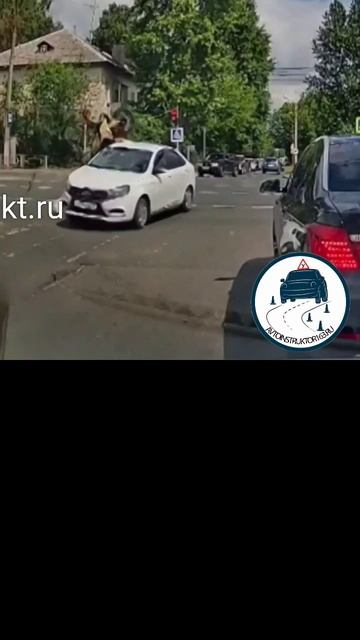 Коварный поворот налево на перекрёстке 🫣...#автоинструктор_тлт #shortvideo #shortsvideo #shortsfeed смотреть онлайн