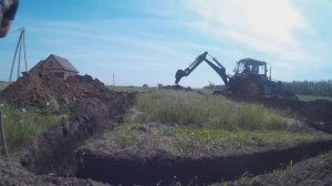 Траншея под фундамент копаем трактором, ускореннаях съёмка, таймлапс видео. Строительство дома.