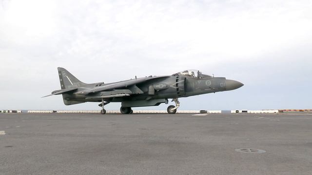 Ace of Spades Conducts Flight Deck Qualifications | AV-8B Harrier II jets vertically landing смотреть онлайн