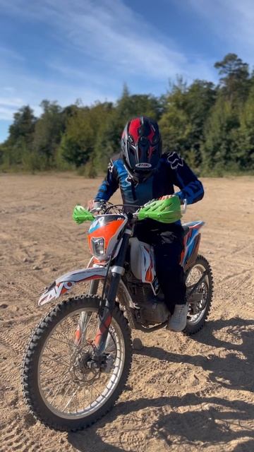 Прокат аренда мотоциклов питбайков. Девушка с категорией А #motokurort #эндуро #shorts смотреть онлайн