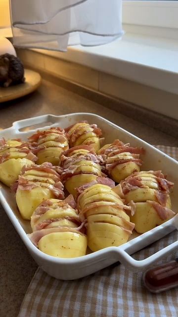 ЗАПЕЧЁННЫЙ КАРТОФЕЛЬ С БЕКОНОМ смотреть онлайн