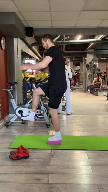 наклон на 1 ноге на нестабильной поверхности