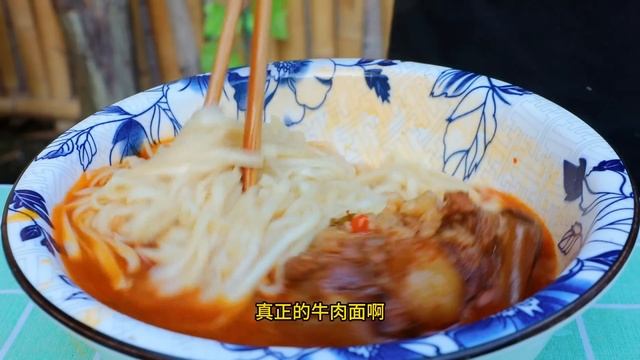 130元吃一碗面，7斤牛尾巴大妈吃了变十八，苗大姐吃牛尾配面条 смотреть онлайн