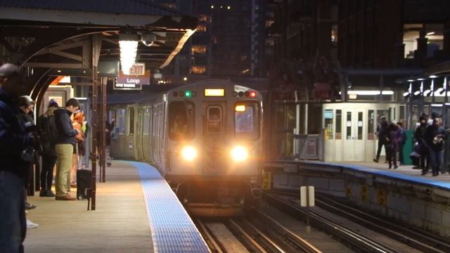 CTA "L" Train System : Loop Bound Mixed 2600/3200 Series Brown Line Trains @ Chicago Station смотреть онлайн