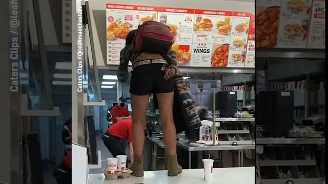 Women Goes Mad After Being Refused KFC Service For Not Wearing Face Mask смотреть онлайн