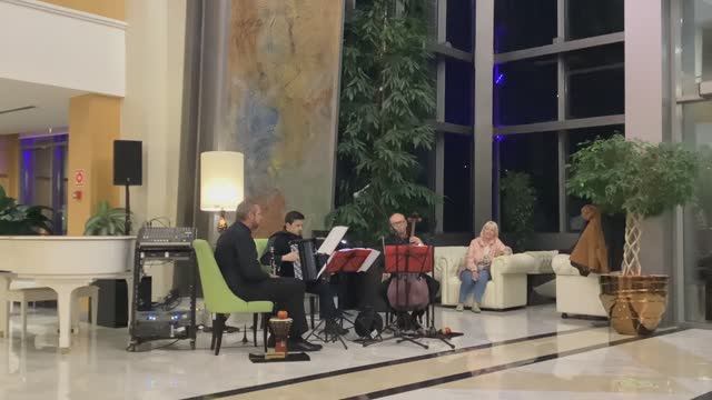 Трио «Ощущения» Trio Sensations Г.Манчини Meglia Stasera G.Manchini It Had Better Be Tonight смотреть онлайн