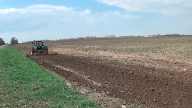 МТЗ 1221 культивирует поля перед севом