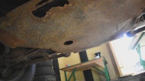 Брызговик двигателя для НИВА 21214 очень ненадёжная деталь. Отвалился на ходу.  Временный ремонт.