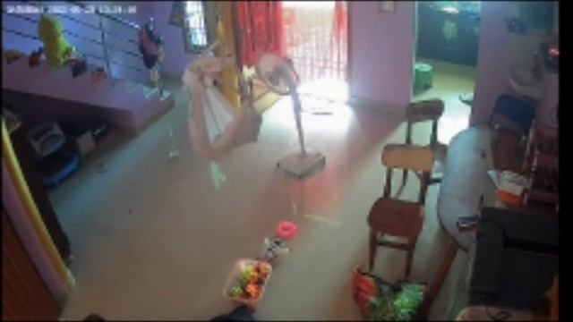 Baby fall down from cradle 😱 Be Careful 🧐🧐while sleeping смотреть онлайн