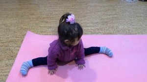 Ей почти 2 годика садится на шпагат/Girl doing the splits in 2 years
